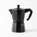 Cafetera italiana negra sobre fondo blanco